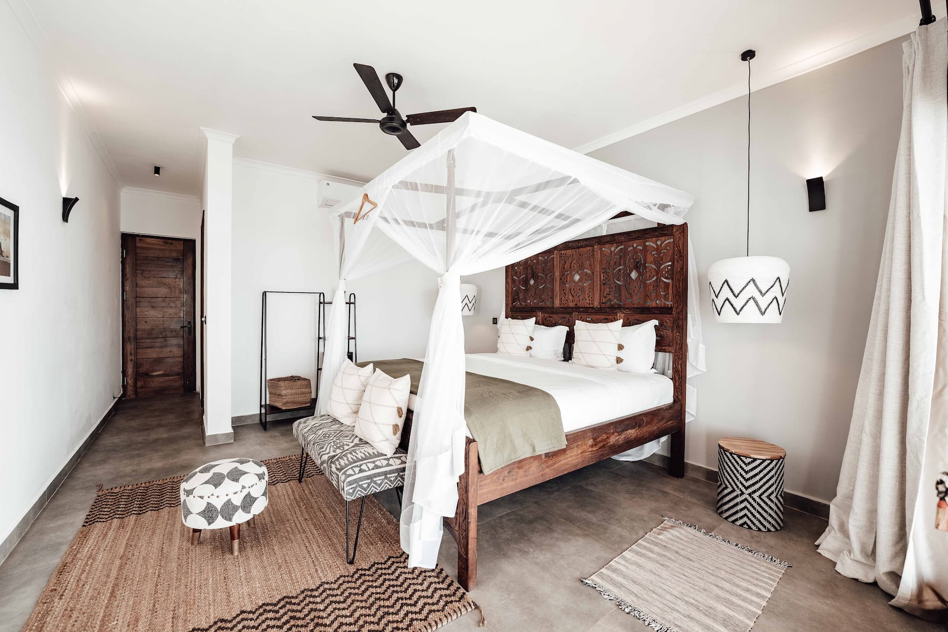 Dormitorio de casa decorado estilo boho chic